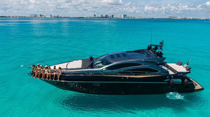 64 Sunseeker Predator luxury charter yacht - Av. Bonampak MZ27 LT1, Puerto Juarez, Zona Hotelera, 77500 Cancún, Q.R., Mexico